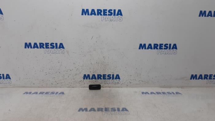 Używane Przelacznik Renault Megane III Berline (BZ) 1.4 16V TCe 130 Cena € 10,00 Procedura marży oferowane przez Maresia Parts
