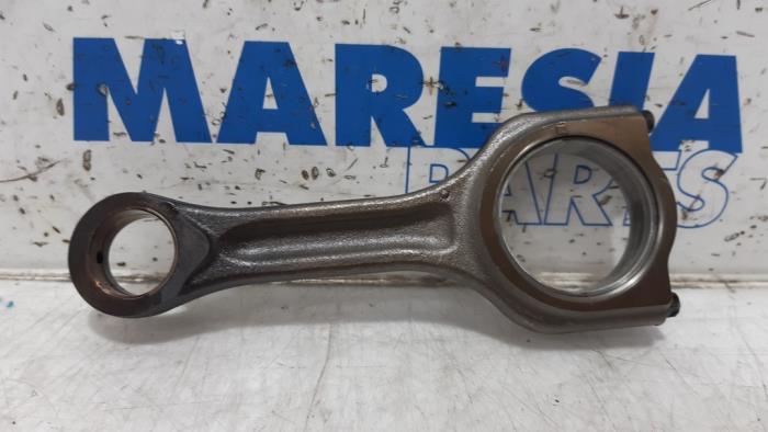 Connecting rod from a Peugeot 508 SW (8E/8U) 1.6 HDiF 16V 2013