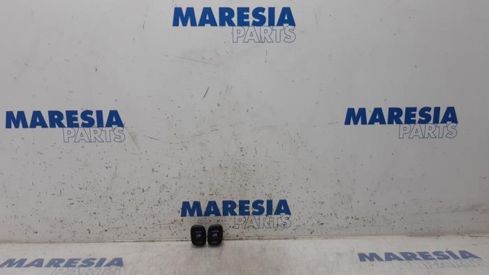 Usados Interruptor combinado de ventanillas Fiat Panda (312) 0.9 TwinAir Turbo 85 Precio € 40,00 Norma de margen ofrecido por Maresia Parts