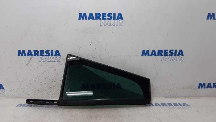 Usados Ventanilla triangular derecha detrás Citroen C4 Grand Picasso (UA) 1.6 HDiF 16V 110 Precio € 35,00 Norma de margen ofrecido por Maresia Parts
