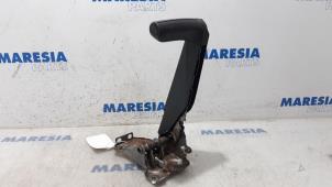 Used Parking brake lever Renault Kangoo/Grand Kangoo (KW) 1.6 16V Price € 50,00 Margin scheme offered by Maresia Parts