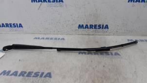 Used Front wiper arm Renault Kangoo/Grand Kangoo (KW) 1.6 16V Price € 25,00 Margin scheme offered by Maresia Parts