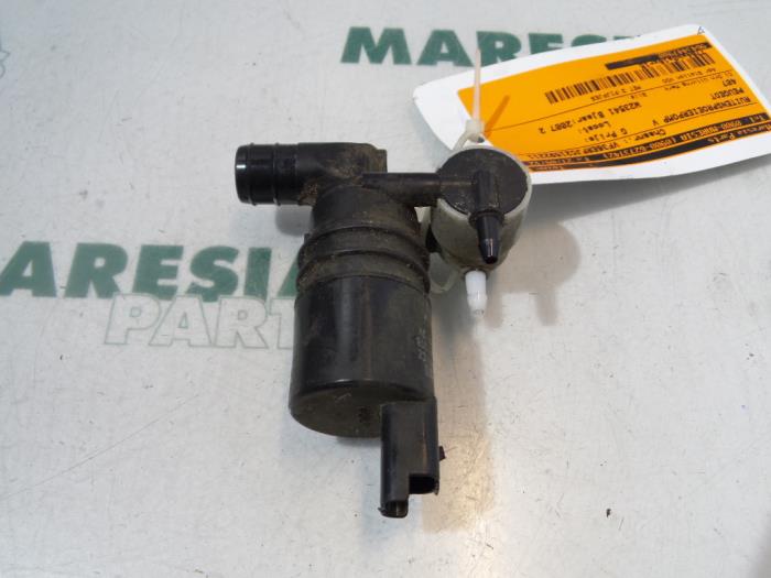Windscreen washer pump from a Peugeot 407 SW (6E) 2.0 16V 2007