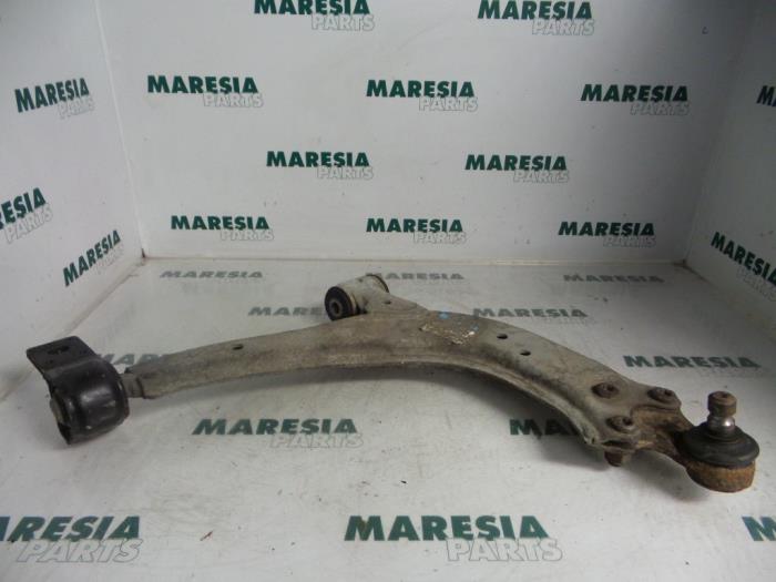 Front lower wishbone, right from a Peugeot 306 (7A/C/S) 1.6i XR,XT,ST 1993