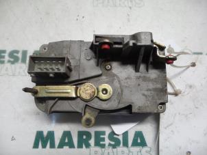 Usagé Serrure portière mécanique 4portes avant droite Fiat Ulysse (220) 2.0 i.e. S,EL Prix € 35,00 Règlement à la marge proposé par Maresia Parts