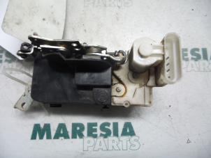 Używane Mechanizm blokady drzwi prawych tylnych wersja 4-drzwiowa Fiat Multipla (186) 1.9 JTD 110 Cena € 25,00 Procedura marży oferowane przez Maresia Parts