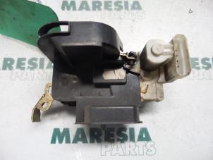 Używane Mechanizm blokady drzwi prawych wersja 2-drzwiowa Fiat Seicento Cena € 20,00 Procedura marży oferowane przez Maresia Parts