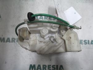 Używane Mechanizm blokady drzwi prawych wersja 2-drzwiowa Lancia Ypsilon (843) 1.3 JTD 16V Multijet Cena € 35,00 Procedura marży oferowane przez Maresia Parts