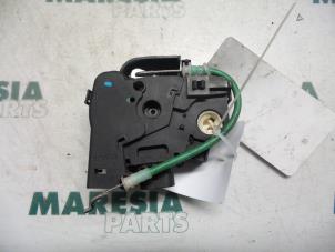 Gebrauchte Türschlossmechanik 4-türig links vorne Fiat Idea (350AX) 1.4 16V Preis € 35,00 Margenregelung angeboten von Maresia Parts