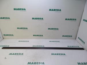 Used Roof rail, left Peugeot 206 CC (2D) 2.0 16V Price € 50,00 Margin scheme offered by Maresia Parts