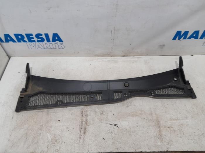 Używane Parawan Peugeot 208 II (UB/UH/UP) 1.2 Vti 12V PureTech 100 Cena € 50,00 Procedura marży oferowane przez Maresia Parts
