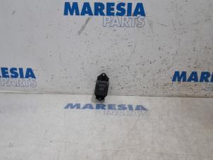 Used Parking brake switch Renault Megane III Grandtour (KZ) 1.2 16V TCE 115 Price € 15,00 Margin scheme offered by Maresia Parts
