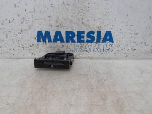 Usagé Lecteur de carte (serrure) Renault Megane III Grandtour (KZ) 1.2 16V TCE 115 Prix € 25,00 Règlement à la marge proposé par Maresia Parts