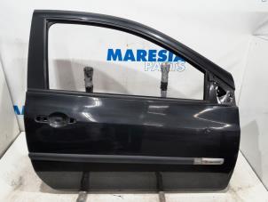 Używane Drzwi prawe wersja 2-drzwiowa Renault Clio III (BR/CR) 1.2 16V TCe 100 Cena € 75,00 Procedura marży oferowane przez Maresia Parts