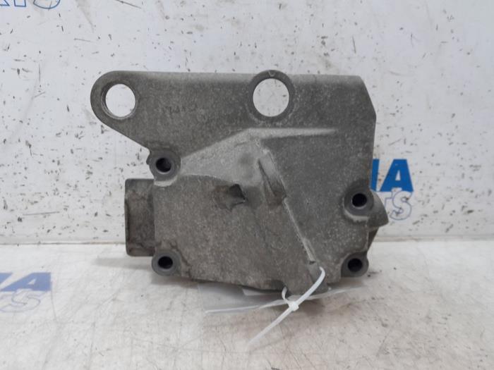 Engine mount from a Renault Twingo (C06) 1.2 2002