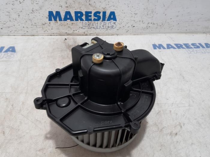 Heating and ventilation fan motor from a Peugeot Partner (GC/GF/GG/GJ/GK) 1.6 HDI 75 16V 2009