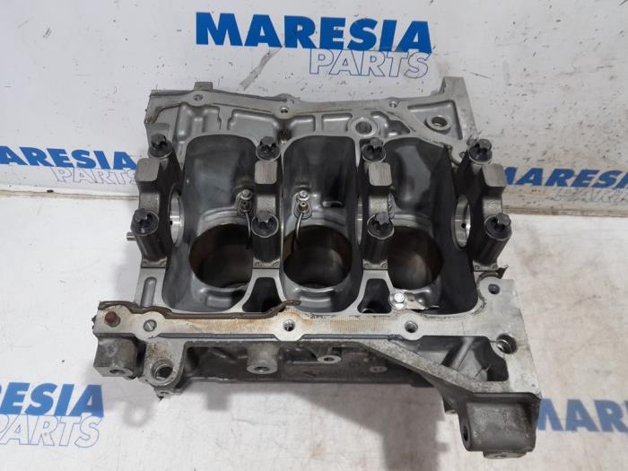 Engine crankcase from a Renault Clio IV (5R) 0.9 Energy TCE 90 12V 2015