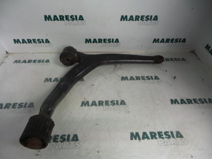 Front lower wishbone, right from a Peugeot 607 (9D/U) 2.2 16V 2001