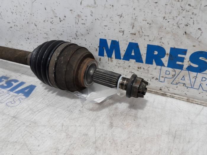 Front drive shaft, left from a Renault Clio III (BR/CR) 1.2 16V TCe 100 2008