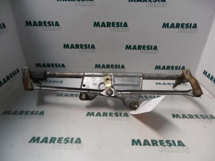 Wiper mechanism from a Fiat Multipla (186) 1.9 JTD 110 2001