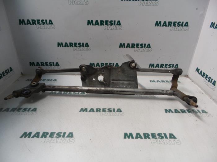 Wiper mechanism from a Fiat Multipla (186) 1.9 JTD 110 2001