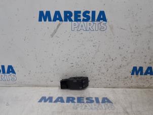 Used Steering wheel mounted radio control Renault Clio IV (5R) 0.9 Energy TCE 90 12V Price € 10,00 Margin scheme offered by Maresia Parts