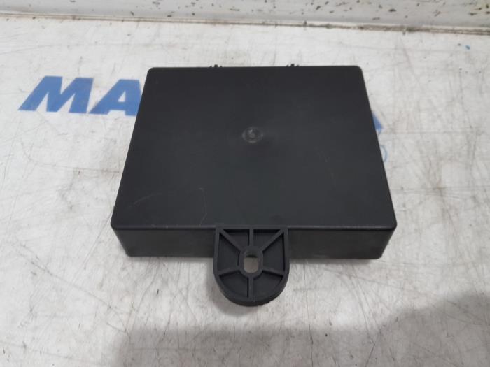 Central door locking module from a Renault Clio IV (5R) 0.9 Energy TCE 90 12V 2015