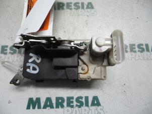 Gebrauchte Türschlossmechanik 4-türig rechts hinten Fiat Multipla (186) 1.9 JTD 110 Preis € 30,25 Mit Mehrwertsteuer angeboten von Maresia Parts