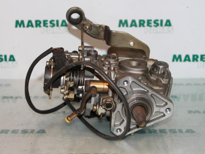 Kraftstoffpumpe Mechanisch van een Fiat Brava (182B) 1.9 TDS S,SX 75 1997