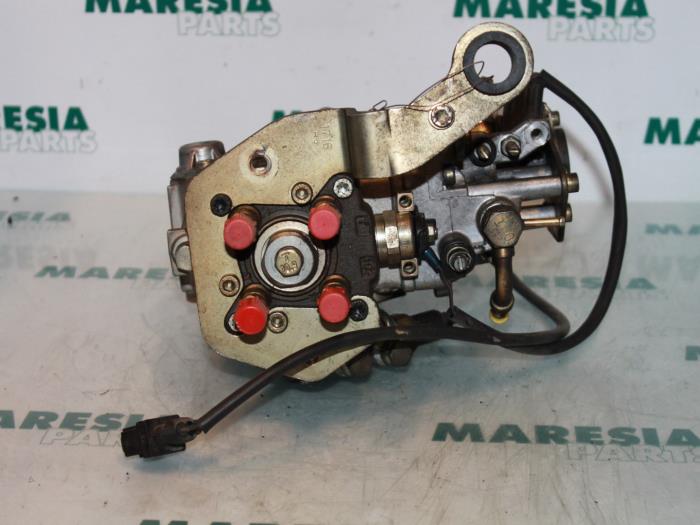 Mechanical fuel pump from a Fiat Brava (182B) 1.9 TDS S,SX 75 1997