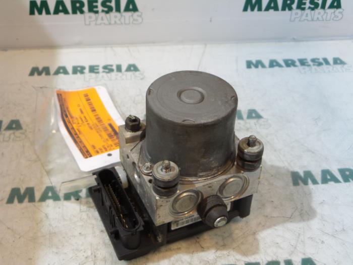 Begagnade ABS-pump Fiat Punto II (188) 1.4 16V Pris € 40,00 Marginaltabell erbjuds av Maresia Parts