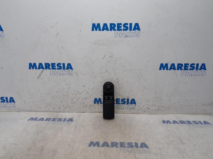 Usados Interruptor combinado de ventanillas Renault Clio IV Estate/Grandtour (7R) 1.5 Energy dCi 90 FAP Precio € 19,99 Norma de margen ofrecido por Maresia Parts