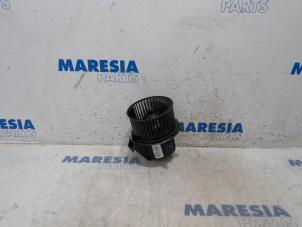 Usagé Ventilateur chauffage Citroen C4 Cactus (0B/0P) 1.2 PureTech 110 12V Prix € 25,00 Règlement à la marge proposé par Maresia Parts