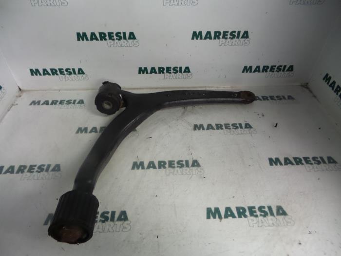 Front lower wishbone, right from a Peugeot 607 (9D/U) 2.2 HDi 16V FAP 2003