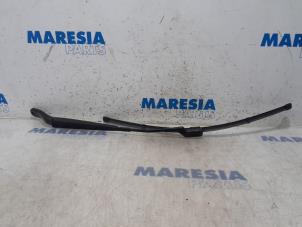 Used Front wiper arm Peugeot 208 II (UB/UH/UP) 1.2 Vti 12V PureTech 100 Price € 25,00 Margin scheme offered by Maresia Parts