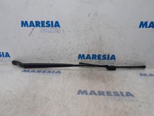 Used Front wiper arm Peugeot 208 II (UB/UH/UP) 1.2 Vti 12V PureTech 100 Price € 25,00 Margin scheme offered by Maresia Parts
