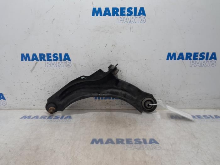 Front lower wishbone, left from a Renault Clio IV (5R) 0.9 Energy TCE 90 12V 2015