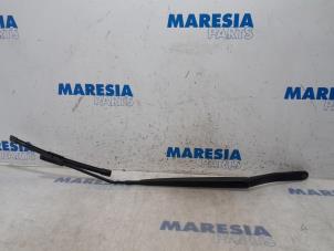 Used Front wiper arm Renault Clio IV (5R) 0.9 Energy TCE 90 12V Price € 25,00 Margin scheme offered by Maresia Parts