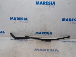 Used Front wiper arm Renault Clio IV (5R) 0.9 Energy TCE 90 12V Price € 25,00 Margin scheme offered by Maresia Parts