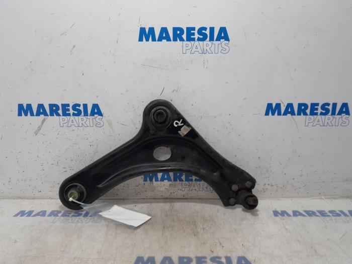 Front lower wishbone, right from a Peugeot 208 I (CA/CC/CK/CL) 1.0 Vti 12V PureTech 2013