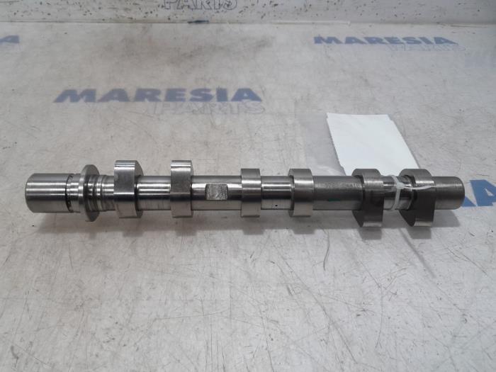 Camshaft from a Renault Clio IV (5R) 0.9 Energy TCE 90 12V 2015