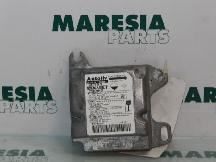 Używane Modul poduszki powietrznej Renault Master II (FD/HD) 2.2 dCi 16V Cena € 100,00 Procedura marży oferowane przez Maresia Parts