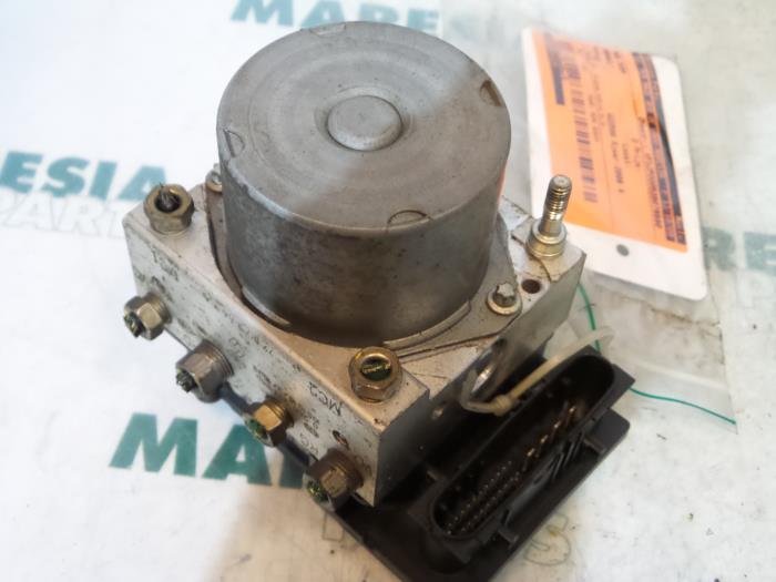 Używane Pompa ABS Renault Modus/Grand Modus (JP) 1.5 dCi 70 Cena € 35,00 Procedura marży oferowane przez Maresia Parts