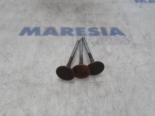 Used Exhaust valve Citroen C4 Cactus (0B/0P) 1.6 Blue Hdi 100 Price € 15,00 Margin scheme offered by Maresia Parts