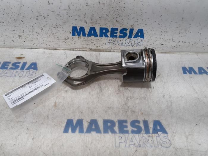 Usados Pistón Fiat Ducato (250) 2.3 D 130 Multijet Precio € 158,81 IVA incluido ofrecido por Maresia Parts