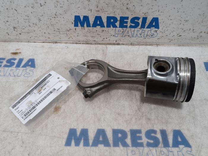 Usados Pistón Fiat Ducato (250) 2.3 D 130 Multijet Precio € 158,81 IVA incluido ofrecido por Maresia Parts