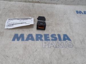 Używane Czytnik kart (zamek) Peugeot 508 SW (8E/8U) 2.0 HDiF 16V Autom. Cena € 105,00 Procedura marży oferowane przez Maresia Parts