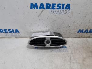 Used Dashboard vent Renault Clio III (BR/CR) 1.2 16V TCe 100 Price € 25,00 Margin scheme offered by Maresia Parts