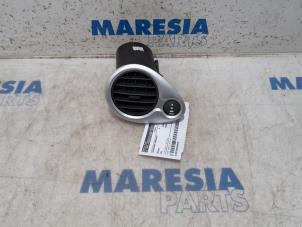 Used Dashboard vent Renault Clio III (BR/CR) 1.2 16V TCe 100 Price € 15,00 Margin scheme offered by Maresia Parts