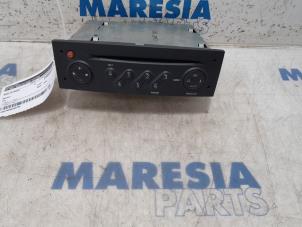 Used Radio CD player Renault Clio III (BR/CR) 1.2 16V TCe 100 Price € 65,00 Margin scheme offered by Maresia Parts